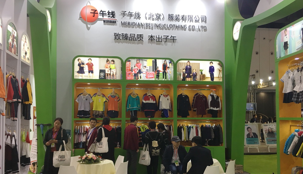 子午线同事给园长讲解园服产品